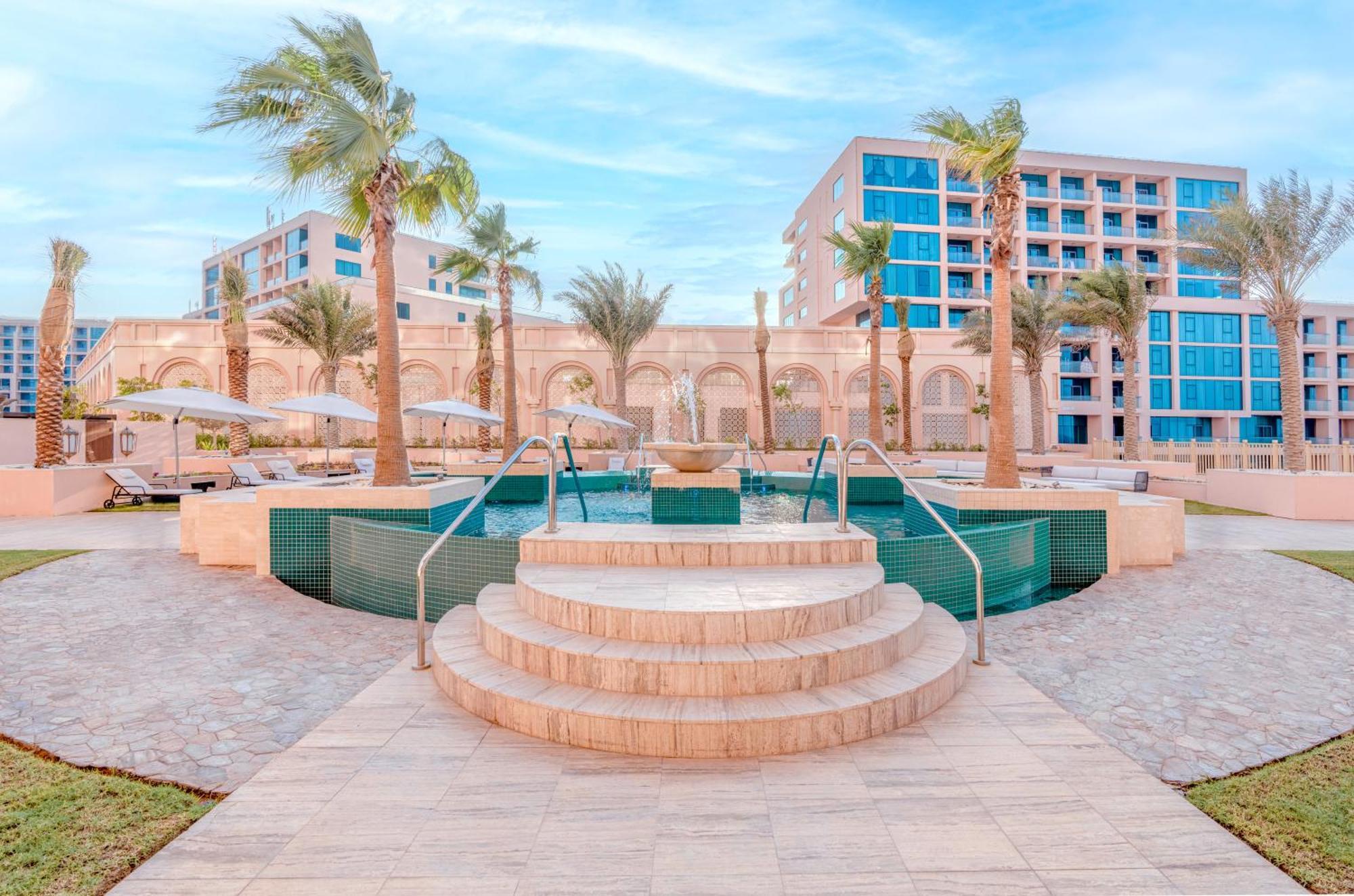 Hotel Rixos Marina Abu Dhabi Esterno foto The resort's main pool