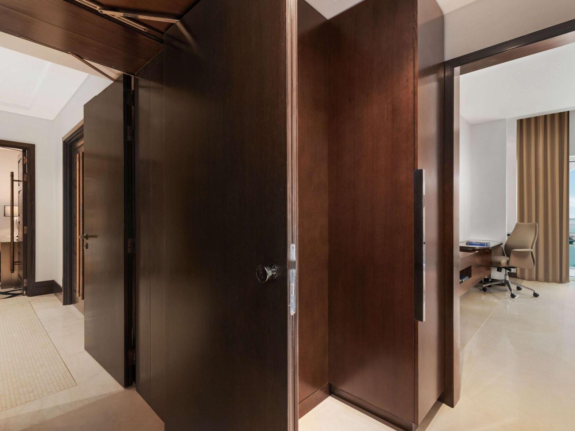 Hotel Rixos Marina Abu Dhabi Esterno foto Interior doors