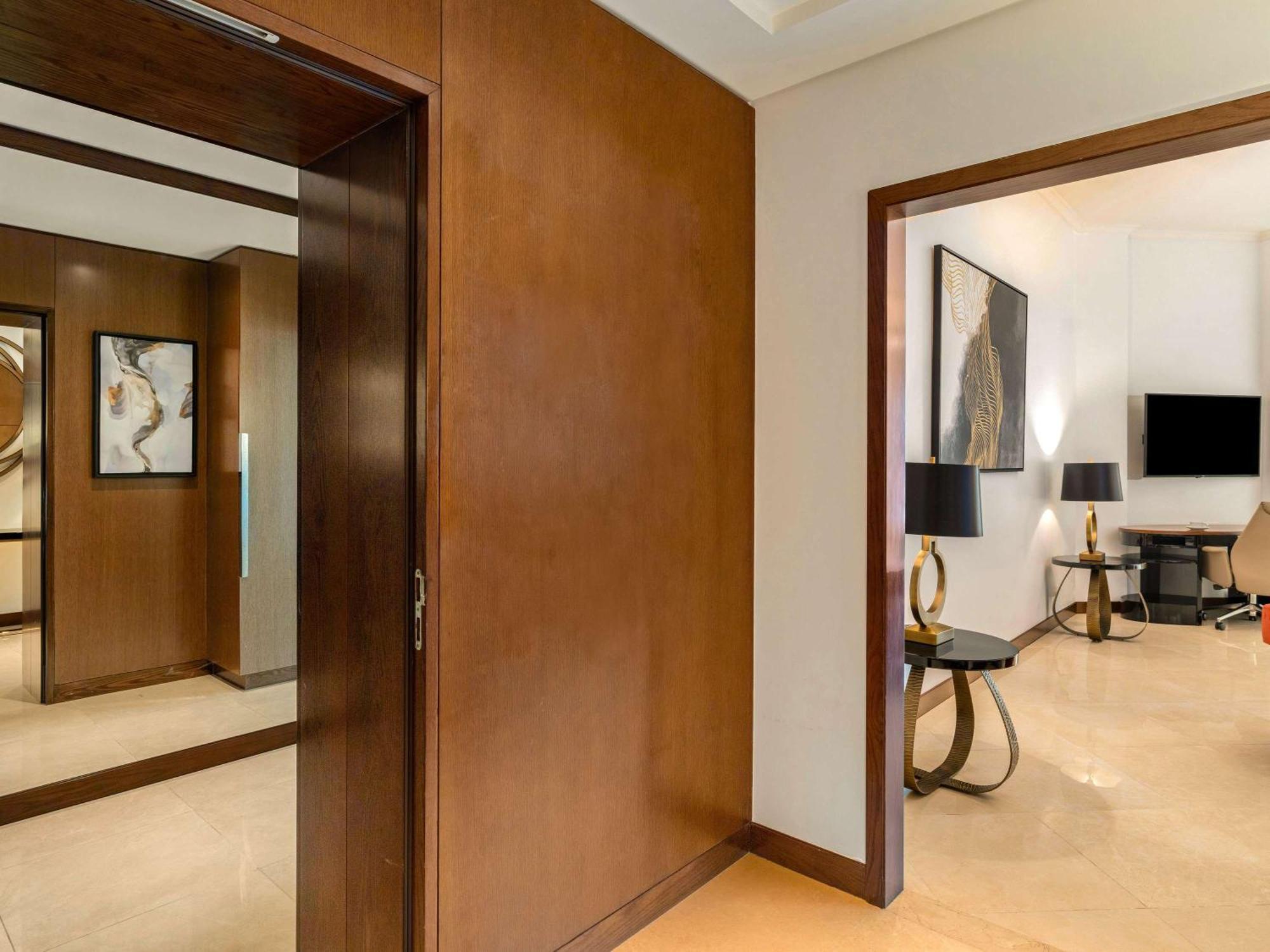 Hotel Rixos Marina Abu Dhabi Esterno foto A suite at the Ritz-Carlton, DIFC