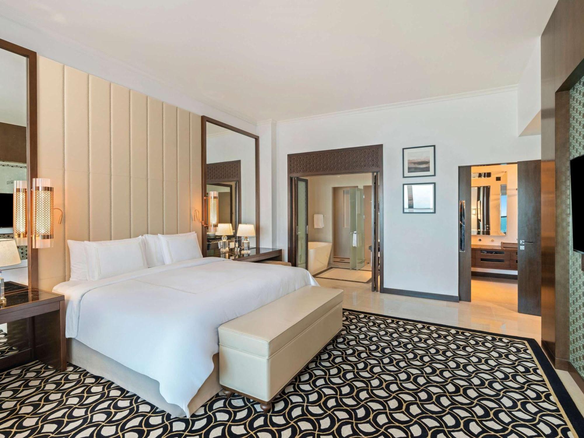 Hotel Rixos Marina Abu Dhabi Esterno foto A bedroom at the hotel